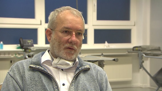 The head of the health department of Grafschaft Bentheim Gerhard Vogelsang speaks in front of a camera.  © NDR 