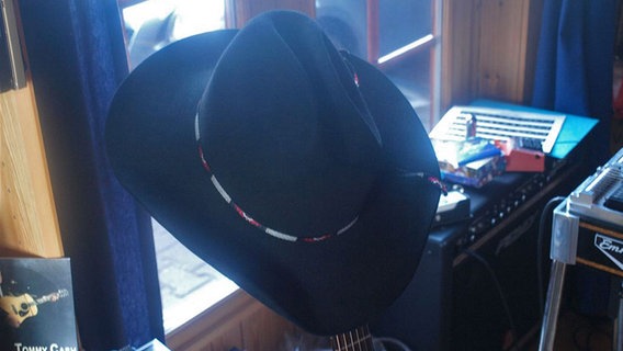 Ein Cowboyhut in einem Tonstudio in Aschendorf. © NDR Foto: Hedwig Ahrens
