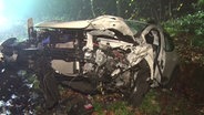 Ein Auto ist nach einem Unfall in Damme (Landkreis Vechta) weitgehend zerstört. Fünf Personen wurden beim Unfall verletzt. © Nord-West-Media TV 