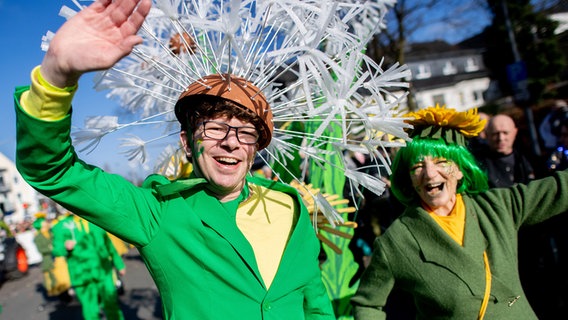 Akteure ziehen in bunten Kostümen beim traditionellen Dammer Carnevalsumzug durch die Innenstadt. © Hauke-Christian Dittrich/dpa Foto: Hauke-Christian Dittrich/dpa