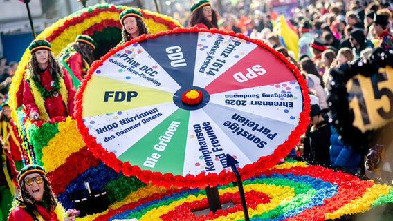 Akteure ziehen in bunten Kostümen beim traditionellen Dammer Carnevalsumzug durch die Innenstadt. © Hauke-Christian Dittrich/dpa Foto: Hauke-Christian Dittrich/dpa