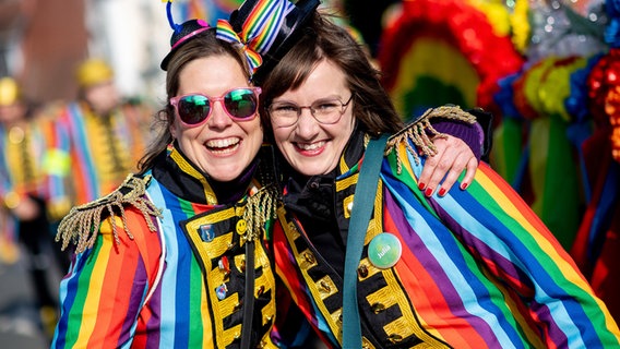 Akteure ziehen in bunten Kostümen beim traditionellen Dammer Carnevalsumzug durch die Innenstadt. © Hauke-Christian Dittrich/dpa Foto: Hauke-Christian Dittrich/dpa