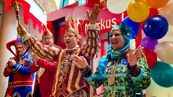 Prinz Markus I. und sein Hofstaat  beim Dammer Karneval © NDR Foto: Fritzi Blömer