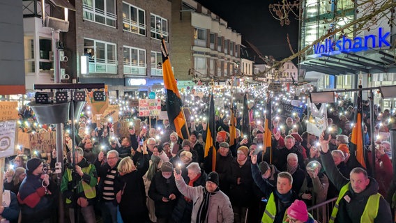 Menschen demonstrieren in Lingen für Demokratie. © NDR Foto: Anke Hoffmann