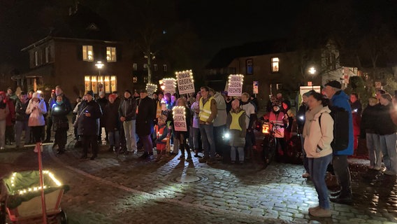 100 Demonstranten auf der Demo in Bramsche gegen Rechts am Abend vom 28.11.2024 © NDR Studio Osnabrück Foto: Maya Rollberg