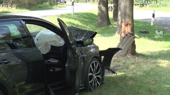 EIn Pkw steht nach einem Unfall an einem Baum bei Diepholz auf dem Grünstreifen. © Nord-West-Media TV 