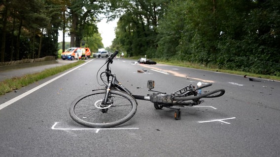 Ein Pedelec liegt nach einem Unfall nahe Diepholz auf der Straße © Nord-West-Media TV 