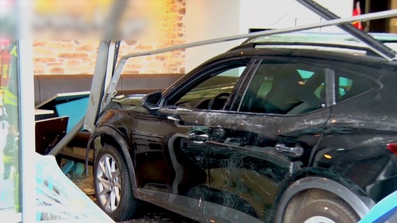 Ein Auto hat in Dinklage die Scheibe eines Bäckerei-Cafés durchbrochen. © Nord-West-Media TV 