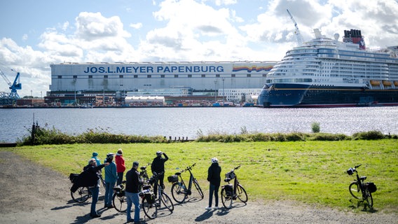 Das neu gebaute Luxusschiff Disney Treasure von der Meyer Werft © dpa Foto: Sina Schuldt