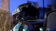 Ein demoliertes Auto vor einem Haus in Dissen, gegen das es zuvor geprallt  ist. © Nord-West-Media TV 