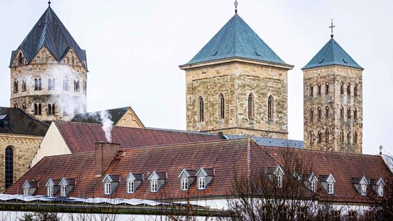 Die Türme des Osnabrücker Dom sind bei trübem Wetter zu sehen. © dpa-Bildfunk Foto: Moritz Frankenberg