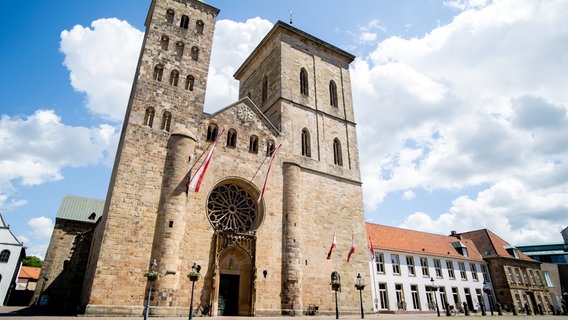 Wolken ziehen bei sonnigem Wetter über den römisch-katholischen Dom St. Peter im Stadtzentrum von Osnabrück hinweg. © picture alliance/dpa Foto: Hauke-Christian Dittrich