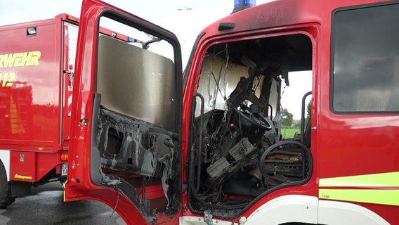 Brandspuren in einem Feuerwehrauto in Drebber. © Nord-West-Media TV 
