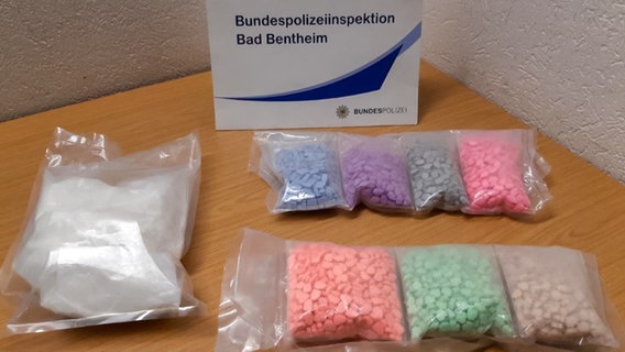 Beschlagnahmtes Ecstasy und Kokain im Wert von rund 74.000 Euro © Bundespolizei 