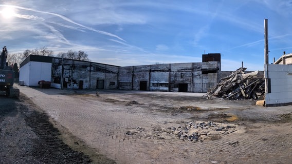 Blick auf eine abgebrannte Lagerhalle von außen, in der ein illegale Drogenlabor explodiert ist. © Landkreis Grafschaft Bentheim Foto: Landkreis Grafschaft Bentheim