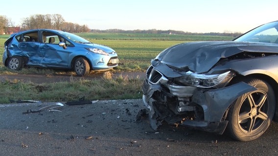 Zwei Pkw stehen nach einem Glätte-Unfall auf einer Bundesstraße im Landkreis Osnabrück. © Nord-West-Media TV 