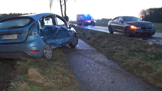 Zwei Pkw stehen nach einem Glätte-Unfall auf einer Bundesstraße im Landkreis Osnabrück. © Nord-West-Media TV 