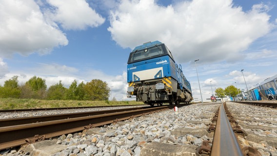 Eine Güterlok steht auf Gleisen auf dem Betriebsgelände der Bentheimer Eisenbahn. © Bentheimer Eisenbahn 