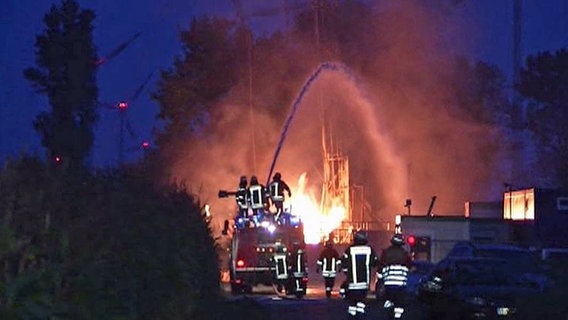 Einsatzkräfte der Feuerwehr löschen ein Feuer nach einer Explosion auf einem Ölfeld bei Geeste. © TeleNewsNetwork 