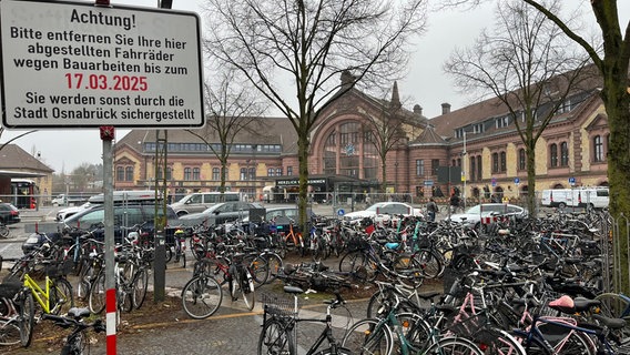 Fahrräder stehen auf dem Bahnhofsvorplatz vor dem Osnabrücker Hauptbahnhof. © Stadt Osnabrück Foto: Constantin Binder