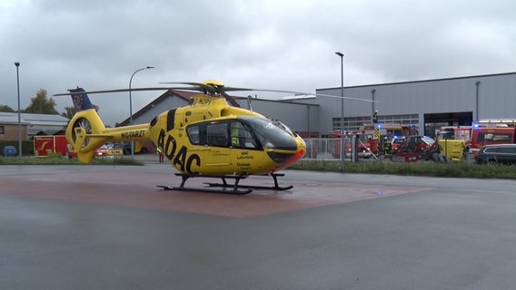 Der eingeklemmte Mitarbeiter wurde mit einem Hubschrauber in eine Klinik gefolgen. © Nord-West-Media 