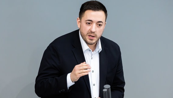 Der SPD-Bundestagsabgeordnete Manuel Gava steht vor einem Rednerpult und spricht. © picture alliance/dpa Foto: Christoph Soeder/dpa