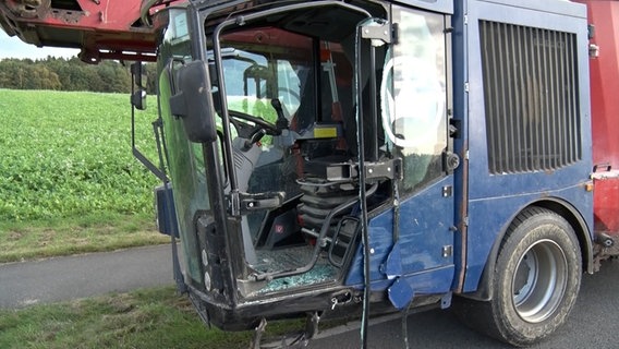 Ein landwirtschaftliches Fahrzeug ist nach einem Unfall beschädigt. © Nord-West-Media TV 