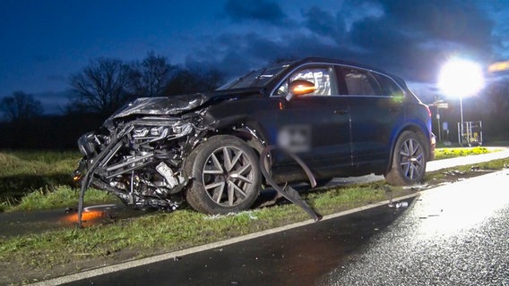 Ein Pkw nach einem tödlichen Unfall in Geeste © Nord-West-Media TV 