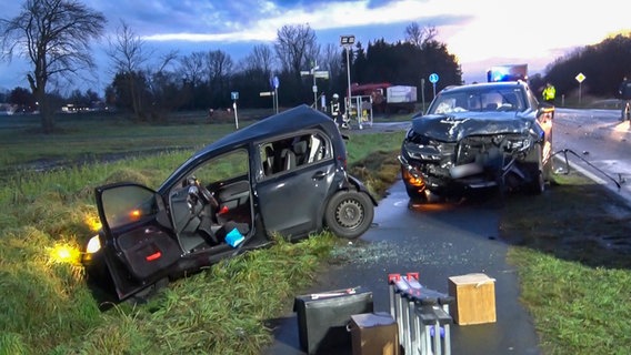 Zwei Autos nach einem tödlichen Unfall in Geeste © Nord-West-Media TV 