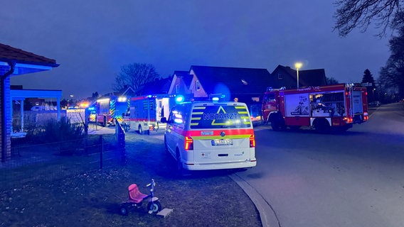 Einsatzfahrzeuge stehen in einer Straße in Geeste. © dpa Foto: Matthias Brüning