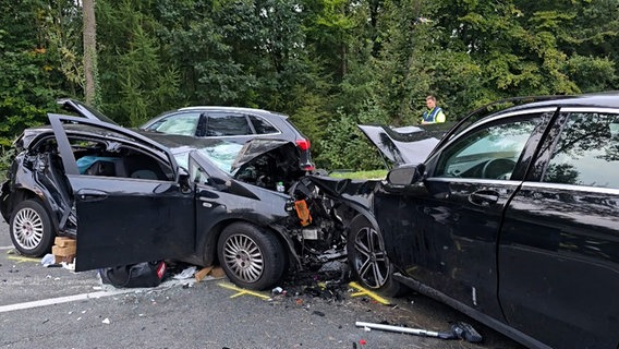 Zwei Pkw stehen nach einem Zusammenstoß auf einer Straße. © Nord-West-Media TV 