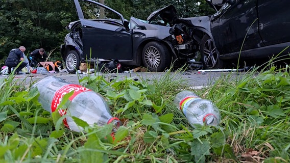 Zwei Pkw stehen nach einem Zusammenstoß auf einer Straße. © Nord-West-Media TV 