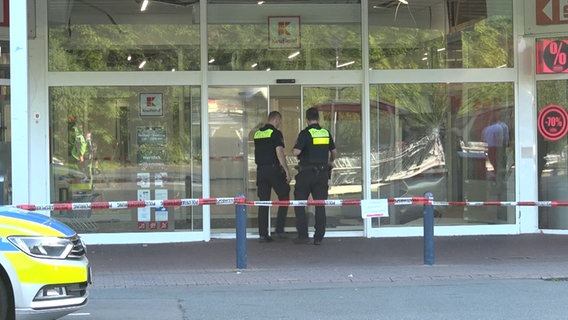 Beamte der Polizei untersuchen ein Einkaufszentrum in Papenburg in dem ein Geldautomat gesprengt wurde. © Nord-West-Media TV 