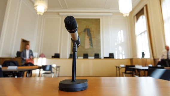 Blick auf ein Mikrofon in einem Saal vom Landgericht Osnabrück vor dem Prozess gegen sieben mutmaßliche Geldautomatensprenger. © dpa-Bildfunk Foto: Friso Gentsch