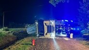 Ein Lkw liegt nach einem Unfall bei Gersten auf der Seite. © Nord-West-Media TV 