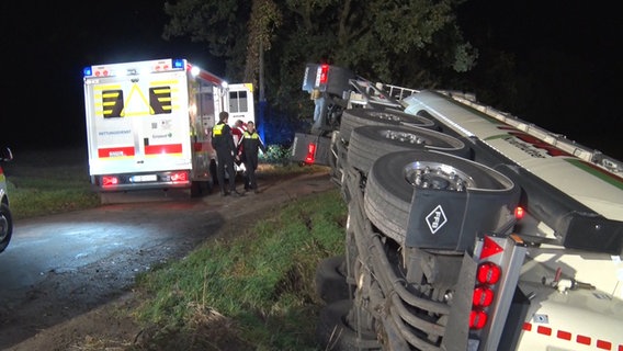 Ein Lkw liegt nach einem Unfall bei Gersten auf der Seite. © Nord-West-Media TV 