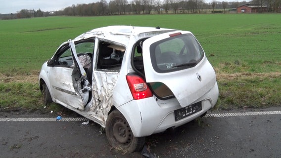 Ein Kleinwagen steht nach einem Unfall auf einer Straße bei Gersten. © Nord-West-Media TV 