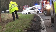 Ein Kleinwagen steht nach einem Unfall auf einer Straße bei Gersten. © Nord-West-Media TV 