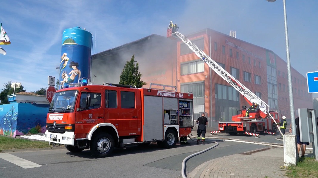Feuerwehrfahrzeuge vor einer brennenden Halle in Gesmold