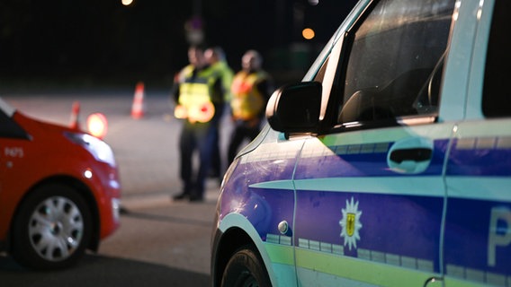 Die Polizei führt am Grenzübergang Bad Bentheim eine Verkehrskontrolle durch. © dpa Foto: Lars Penning