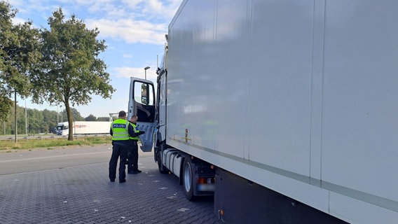 Polizeibeamte kontrollieren einen Lkw an der niederländischen Grenze. © NDR Foto: Lena Bathge