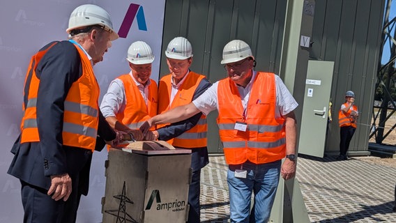 Robert Habeck (Grüne) (l), Bundesminister für Wirtschaft und Klimaschutz, und Hendrik Neumann (r), Geschäftsführer der Amprion GmbH, stehen im neuen Phasenschieber der Amprion GmbH in Lingen. © NDR Foto: Claus Halstrup