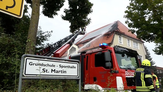 Einsatzkräfte der Feuerwehr löschen ein Feuer auf dem Dach einer Grundschule in Hagen. © Nord-West-Media TV 