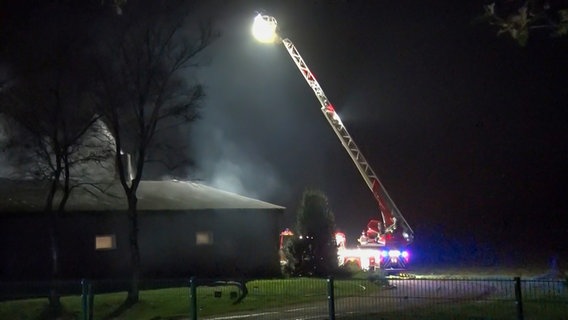 Feuerwehrleute löschen einen Brand auf einem landwirtschaftlichen Hof in Haren. © Nord-West-Media TV 