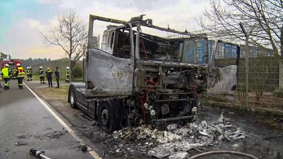 Eine ausgebrannte Zugmaschine in Haren © Nord-West-Media TV 