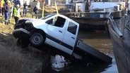 Ein Transporter wird mit einem Kran aus einem Hafenbecken gehoben. © Nord-West-Media TV 