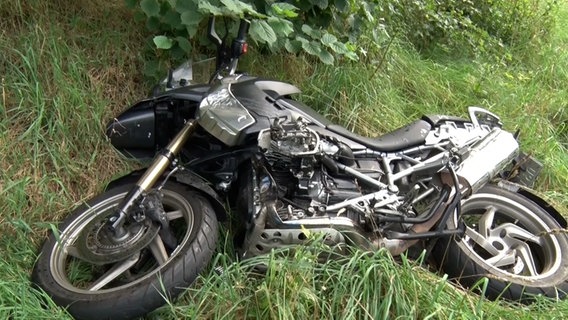 Nach einem Unfall in Herzlake liegt ein Motorrad auf der Seite. © Nord-West-Media TV 