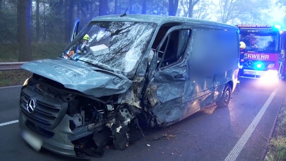 Ein Unfallfahrzeug im Nebel ist bei Herzlake (Landkreis Emsland) stark beschädigt. © Nord-West-Media TV 