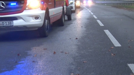 Ein Unfallfahrzeug im Nebel ist bei Herzlake (Landkreis Emsland) stark beschädigt. © Nord-West-Media TV 