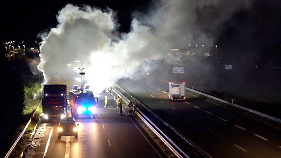 Ein mit Strohballen bekadener Laster brennt  nachts auf der A33 bei Hilter. © Nord-West-Media TV 